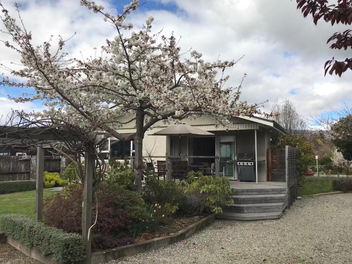 Amazing Aubrey, Walk To Bremner Bay Villa Wanaka Exterior photo